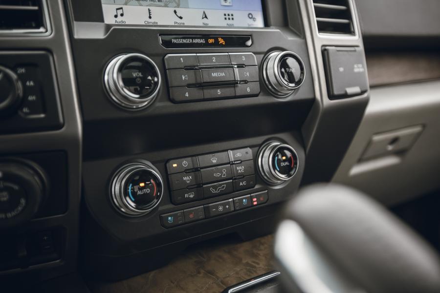 Детали интерьера Ford F-150 Limited SuperCrew 2018 года  (фото 46 из 59)